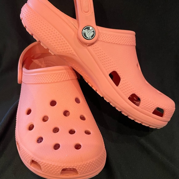 Crocs Classic Clogs Coral Women’s 7 Men’s 5 - Picture 1 of 4